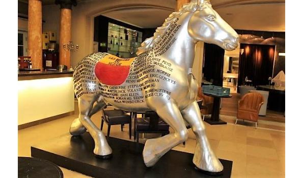 decoratief beeld in pvc voorstellende paard, "Les Belges du monde", afm plm 100x280x240cm